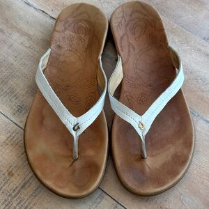 OluKai Honu White Leather Flip Flop Sandals